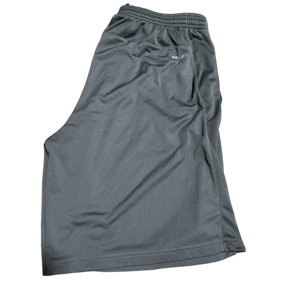 NIKE DRIFIT CHARCOAL GRAY SHORTS WITH SIDE VENTING AND POCKETS SIZE LARGE - Picture 1 of 4